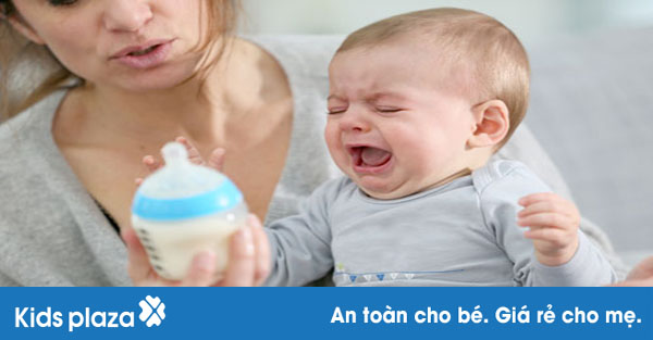 Mách mẹ cách tập cho bé bú bình nhanh chóng