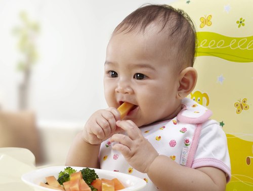 Có nên mua thực phẩm ăn dặm sẵn hay tự làm tại nhà cho bé?
