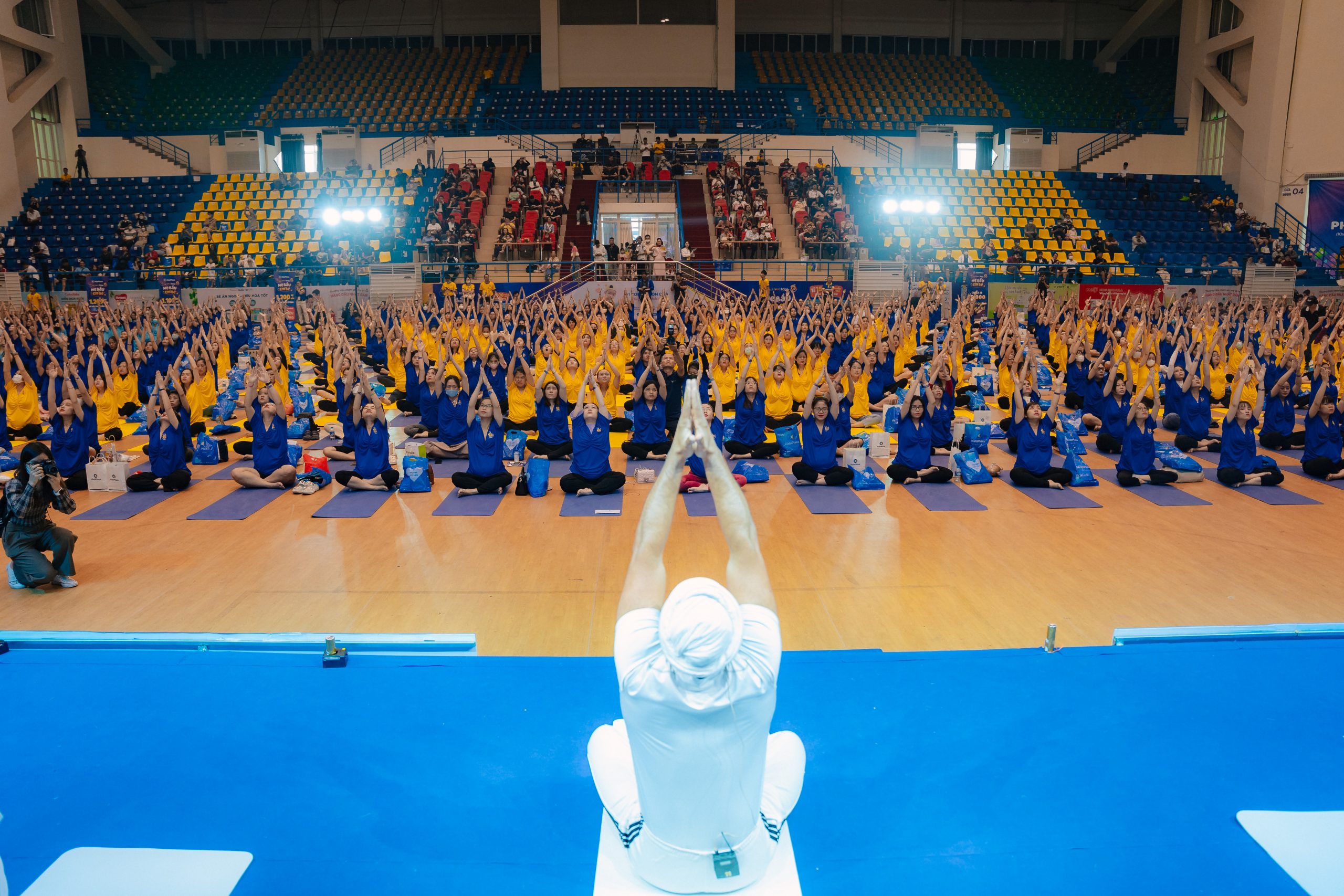 Đồng diễn yoga bầu với những động tác đơn giản